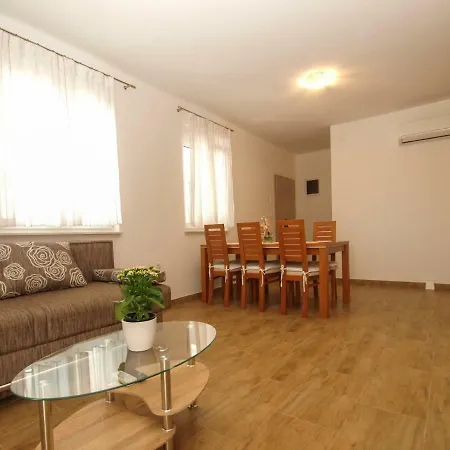 4 Stars Apartments-pikula Apartment