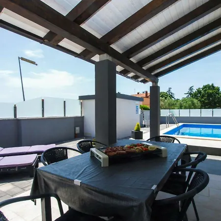 4 Stars Apartments-pikula Apartment Fazana