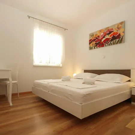 4 Stars Apartments-pikula Apartment Fazana
