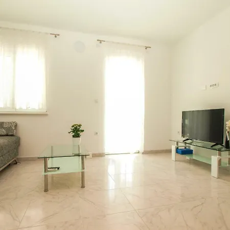 4 Stars Apartments-pikula Apartment