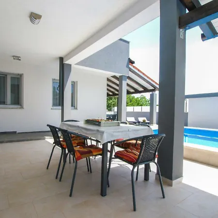 4 Stars Apartments-pikula Apartment