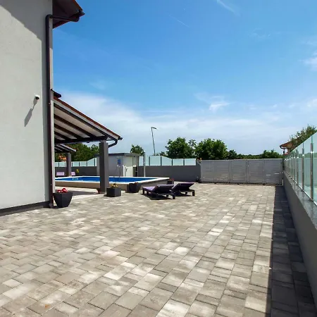4 Stars Apartments-pikula Apartment