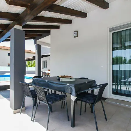 4 Stars Apartments-pikula Apartment
