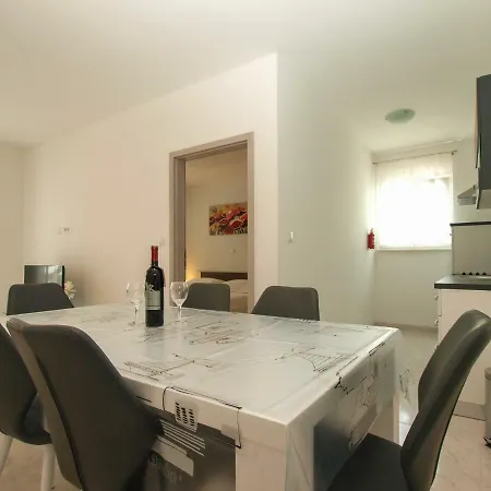 4 Stars Apartments-pikula Fažana