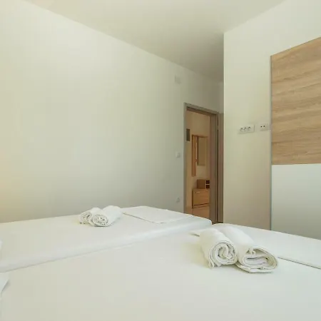 4 Stars Apartments-pikula Apartman *