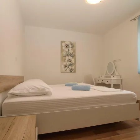 4 Stars Apartments-pikula Apartman *