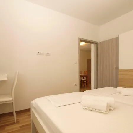 4 Stars Apartments-pikula Apartman *