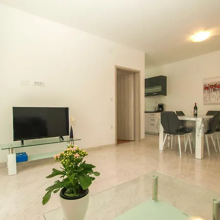 4 Stars Apartments-pikula Apartman